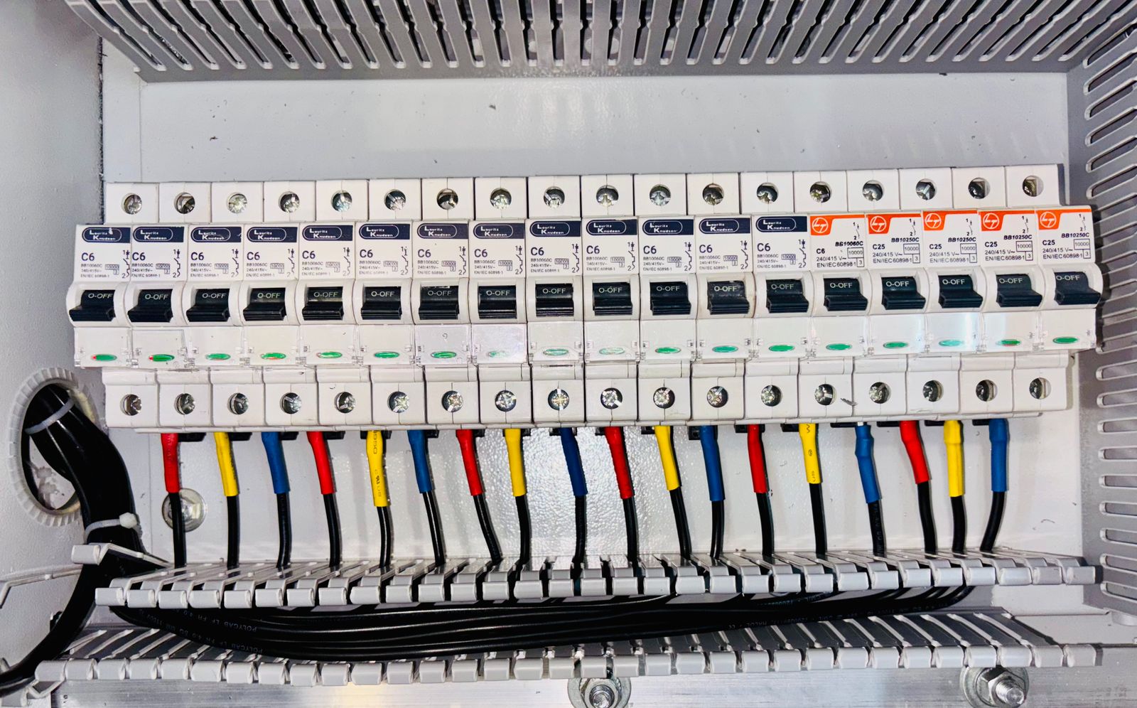 Quadro de distribuição elétrica residencial moderno e organizado com disjuntores e fiação identificada